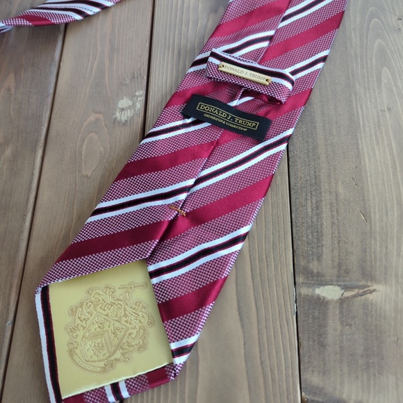 Donald Trump Signature Collection Red Silk Tie - Picture 2 of 6